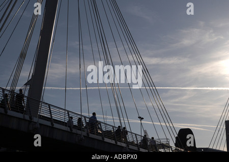 Der Golden Jubilee Bridge oder Hungerford Bridge bei Sonnenuntergang in London England Stockfoto