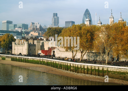 Herbstfärbung neben Pool of London & City Skyline Tower Of London Nat West Tower einschließlich den Swiss Re Gherkin-tower Stockfoto