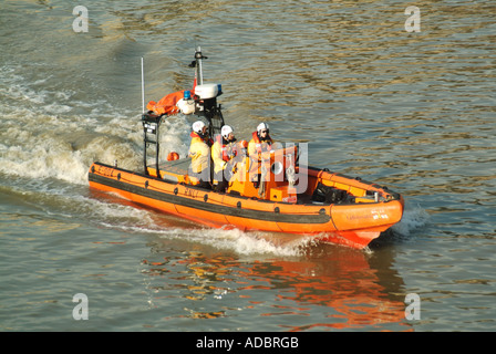 RNLI-Charity-Rettungsdienst für Hochgeschwindigkeitsflüge auf der Themse in der Nähe der Waterloo Bridge im Zentrum von London, England, auf Patrouille Stockfoto