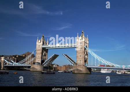 Tower Bridge-Eröffnung Zugbrücke in London UK Stockfoto