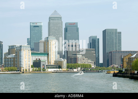 Themse mit Wasser Neubauwohnungenentwicklungen am gegenüberliegenden Ufer der Docklands Canary Wharf Sanierung komplexer Stockfoto