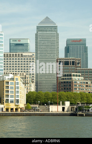 Themse One Canada Square Canary Wharf skyline One Canada Square Wahrzeichen Wolkenkratzer von zwei Bank HQ Wolkenkratzer Tower Hamlets England UK flankiert Stockfoto