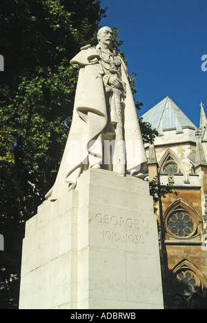 Statue von König George V mit Westminster Abbey über Nahaufnahme Westminster Stockfoto