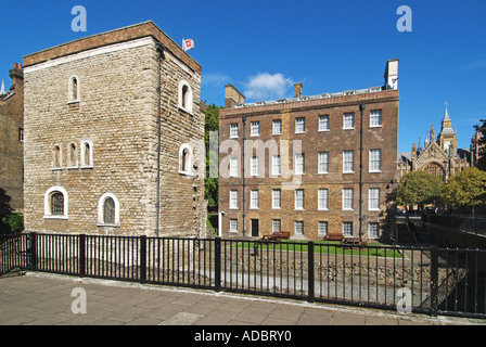 Der Jewel Tower Teil des ursprünglichen Palace Of Westminster zusammen mit anderen Resten und moderneren Nebengebäude Stockfoto