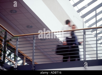 2 Geschäftsmänner zu Fuß Stockfoto