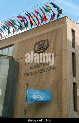 International Maritime Organisation IMO-Hauptquartier, die spezialisierte Agentur der Vereinten Nationen mit der UN und anderen Flags Lambeth London England Großbritannien Stockfoto