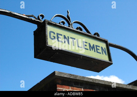 Gents traditionelle öffentliche Toilette WC Schild London England Stockfoto