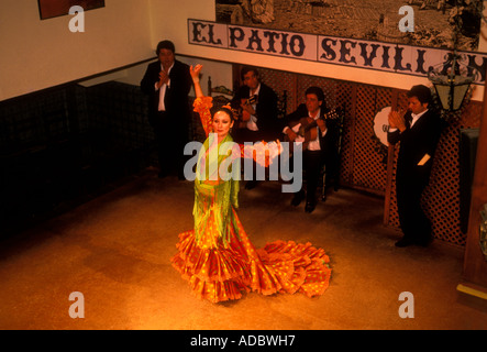 Flamenco-Tänzer, El Patio Sevillano, Sevilla, Provinz Sevilla, Spanien Stockfoto