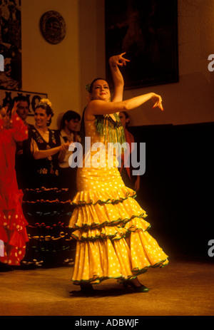 Erwachsene Frau, Flamenco-Tänzerin, El Patio Sevillano, Sevilla, Provinz Sevilla, Spanien Stockfoto