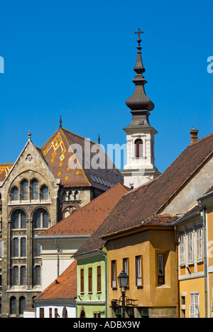 Budapest, Ungarn. Varhegy (Schlossberg) gekachelt Dach der National Archives und der Turm der evangelischen Kirche Stockfoto