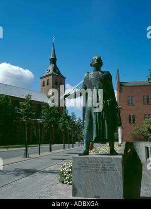 Statue des Hl. knud (König knud II., König von Dänemark) mit Skt knuds domkirke (Kathedrale), Odense, Fyn (Fünen), Dänemark. Stockfoto