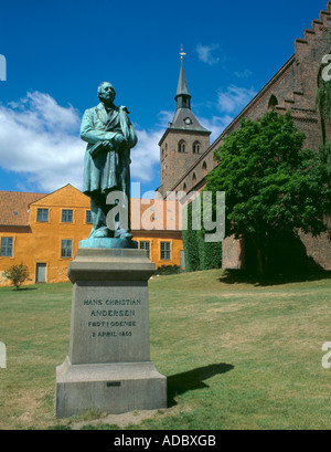 Statue von Hans Christian Anderson, mit Skt knuds domkirke (Kathedrale), Odense, Fyn (Fünen), Dänemark Stockfoto