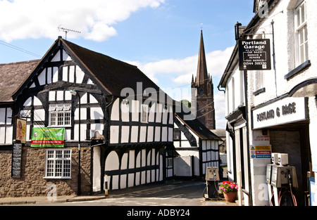 Englisches Dorf - Holz gerahmt Pub aus 14. Jahrhundert bei Weobley Herefordshire England UK mit Blick zur Kirche Stockfoto