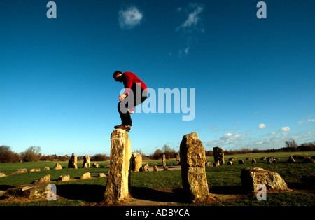 Bild CREDIT DOUG BLANE Doug Blane praktizierender Le Parkour Freerunning am Stein Kreis Willen Milton Keynes Stockfoto