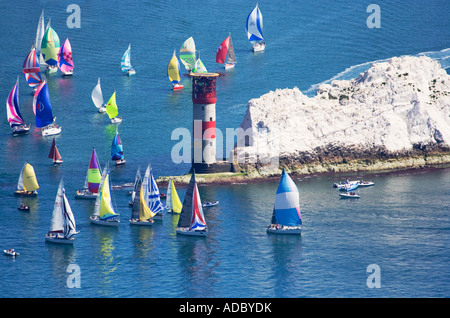 Luftaufnahme. Yachten, die Rundung der Nadeln Leuchtturm. Isle Of Wight. VEREINIGTES KÖNIGREICH. Rund um die Insel-Rennen. Stockfoto