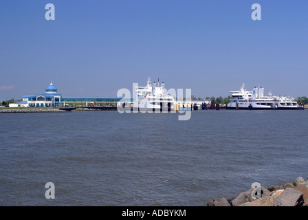 Auto und PKW Fähren Twin Capes Cape May und Cape Henlopen angedockt an der Cape May Fähre Terminal New Jersey USA Stockfoto