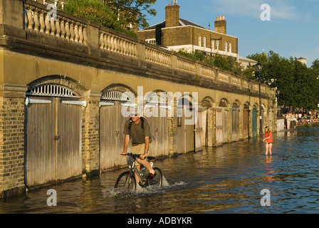 Hochwasser im Sommer, St. Helena Terrace, Überschwemmungen, Flussufer platzen am Riverside, Richmond upon Thames, Surrey London 2007 UK 2000s HOMER SYKES Stockfoto