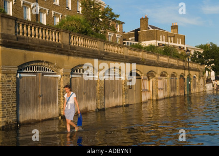 Flutkatastrophe auf der Themse, Riverside, Richmond Surrey. Sommer Hochwasser, Person zu Fuß entlang des Schleppweges im Fluss Wasser 2000s 2007 HOMER SYKES Stockfoto