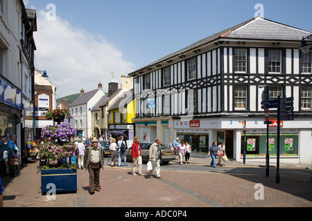 Straße und Fußgängerzone Einkaufsmeile Abergavenny Wales UK Stockfoto