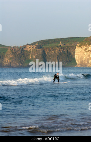 Dunluce Castle weißen Felsen, Portrush, Co. Antrim, Nordirland Stockfoto