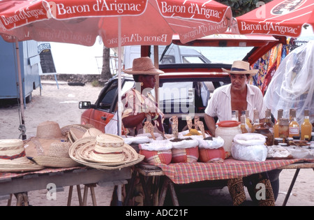 Sainte Anne Pflaster Marktstand und Standbesitzer Hüte Gewürze wie Safran und andere waren zu verkaufen Stockfoto