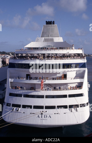 Dockside Aida Kreuzfahrtschiff Heck Blick auf Urlaubspassagiere auf Decks in Pointe A Pitre Guadeloupe Caribbean Stockfoto