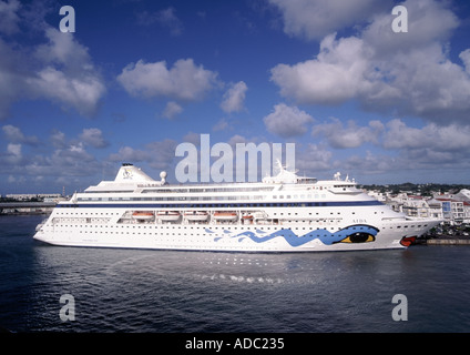 Pointe A Pitre Blick auf dem Hafen Kreuzfahrtschiff Aida im Hafen Stadt mit Hochhäusern über Tropen-tropical Stockfoto