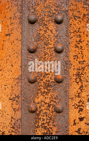 Rostige Schrauben Köpfe auf eiserne Brücke Stockfoto