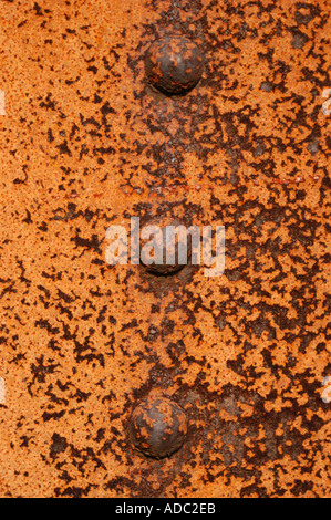 Rostige Schrauben Köpfe auf eiserne Brücke Stockfoto