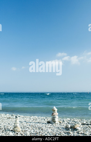 Stapel von Steinen am Strand Stockfoto