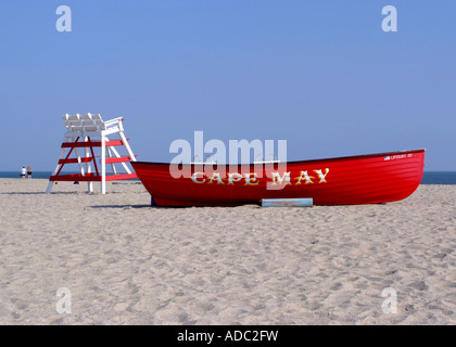 Leuchtend rote Rettungsboot und leere Rettungsschwimmer angehoben Stuhl am Strand von Cape May New Jersey USA Amerika Stockfoto