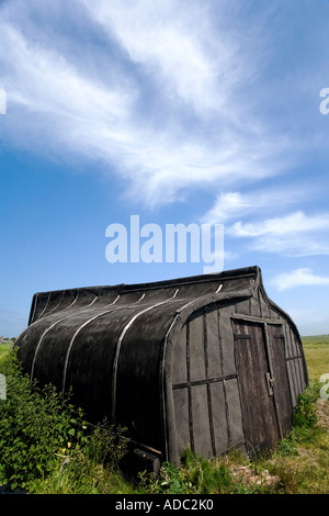 Fishermans Lagerhaus umgedrehten Rumpf von einem alten Fischerboot verwendet als Lagerhaus Holy Island Northumberland Stockfoto