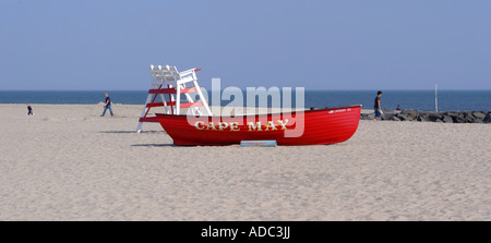 Leuchtend rote Rettungsboot und leere Rettungsschwimmer angehoben Stuhl am Strand von Cape May New Jersey USA Amerika Stockfoto