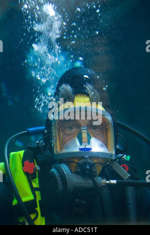 Nahaufnahme Foto ein Taucher unter Wasser, durch seine Gesichtsmaske in die Kamera schauen. Stockfoto