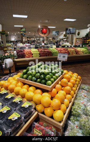 Orangen Brombeeren Erdbeeren Trauben und Limes auf dem Display in Zeilen in einer großen uns Supermarkt Produce Abteilung Stockfoto