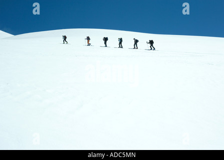 Skifahrer geht quer durch die verschneite Landschaft, einzelne Datei Stockfoto