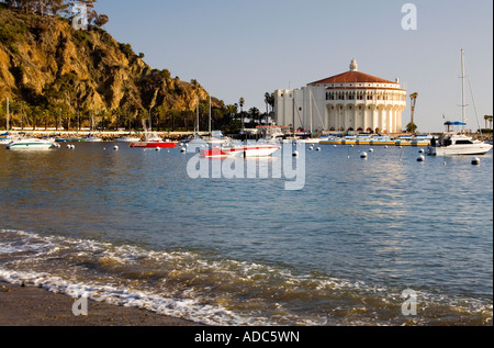 Segelboote und die berühmten Art-deco-Casino sind in dieser Abbildung des Avalon Bay auf der Insel Catalina gesehen. Stockfoto