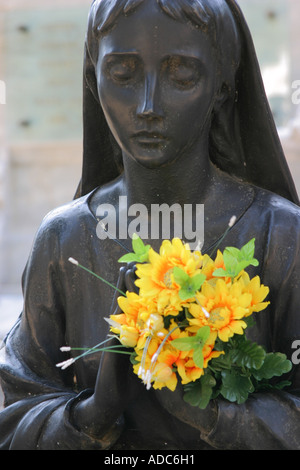 Eine Statue in der Nähe betrachtet Blick auf dem monumentalen Friedhof, ein Freilichtmuseum, Milan Stockfoto