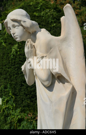 Eine Statue in der Nähe betrachtet Blick auf dem monumentalen Friedhof, ein Freilichtmuseum, Milan Stockfoto