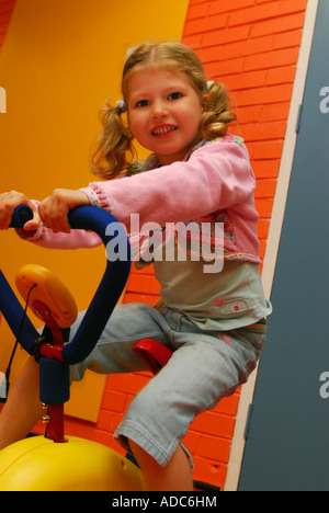 4 Jahre altes Mädchen bei einer Erholung Zentrum trainieren auf dem Fahrrad, Brixton, London, UK. Stockfoto