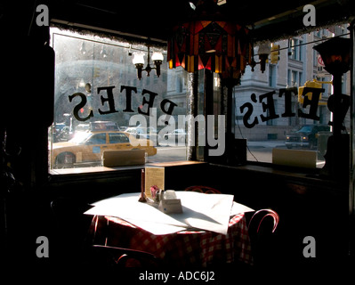 Blick durch die alten Diner Fenster auf Straßen von Bigger, New york Stockfoto