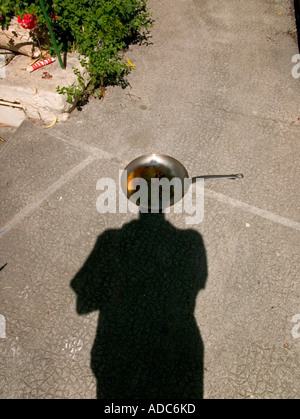 eine Erwachsene Figur noch ein Schatten fällt über den Boden mit dem Kopf ruht auf Pfanne Stockfoto