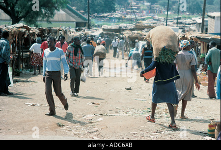 Eine beschäftigt Naturweg unbefestigte Straße in eines der Armen Slum von Nairobi Kenia in Ostafrika Stockfoto