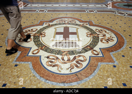 Eine Nahaufnahme von einem schönen Mosaik in der Galerie Vittorio Emanuele II, Mailand, Italien Stockfoto