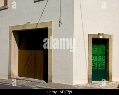 eine eckige Detailansicht der zwei Türen in alten französischen Dorfhaus im Süden von Frankreich Stockfoto