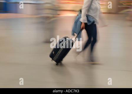 Menschen zu Fuß mit bagages Stockfoto