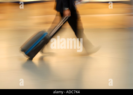 Menschen zu Fuß mit bagages Stockfoto