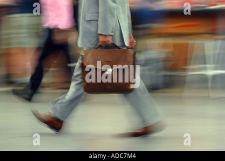 Menschen zu Fuß mit bagages Stockfoto