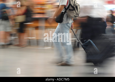 Menschen zu Fuß mit bagages Stockfoto