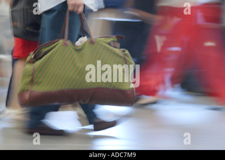 Menschen zu Fuß mit bagages Stockfoto